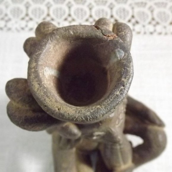 Vintage Seated Primitive Clay Figure with Maize - Picture 7 of 9